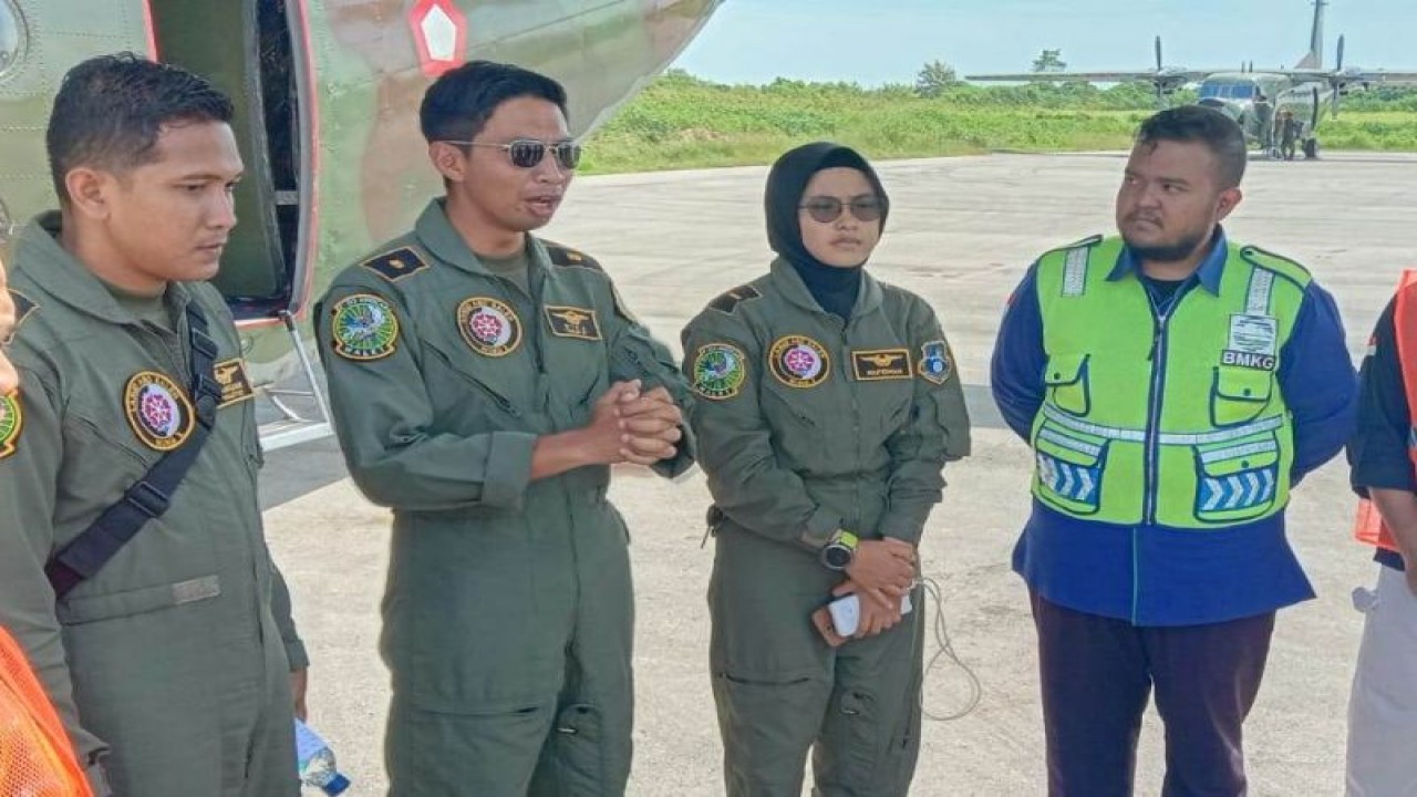 TNI AU bersama BMKG dan BRIN melakukan briefing sebelum melakukan TMC di Labuan Bajo, Manggarai Barat, NTT, Rabu (10/5/2023). (ANTARA/HO-BMKG)