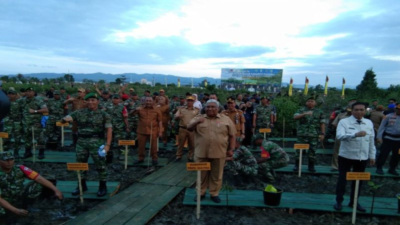 TNI-Polri dan Pemrov Sultra tanam bibit mangrove di pesisir Kendari, Senin (15/5/2023) (ANTARA/Harianto)