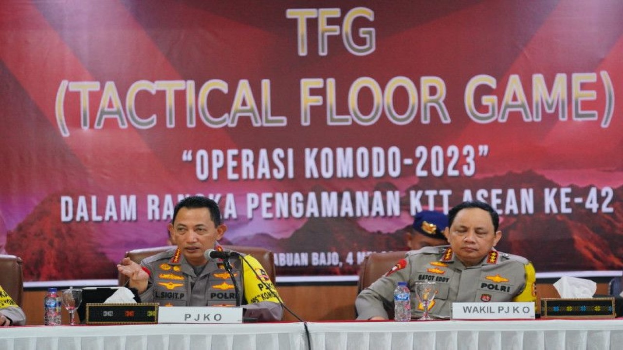 Kapolri Jenderal Pol. Listyo Sigit Prabowo meninjau pelaksanaan kegiatan Tactical Floor Game (TFG) pengamanan Konferensi Tingkat Tinggi (KTT) ASEAN 2023 di Labuan Bajo, NTT, Kamis (4/5/2023). (ANTARA/HO-Divisi Humas Polri)
