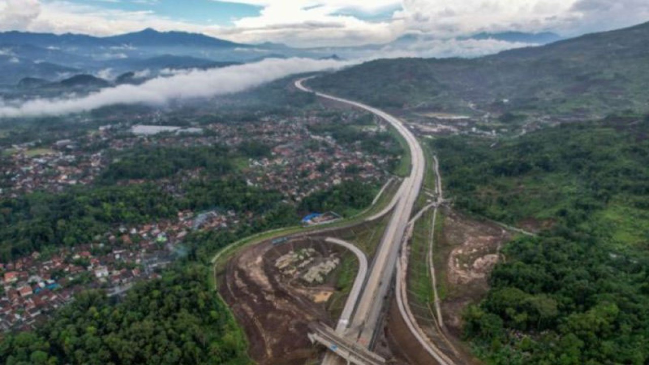 Foto udara proyek Jalan Tol Cileunyi-Sumedang-Dawuan (Cisumdawu) seksi 4 di Cimalaka, Kabupaten Sumedang, Jawa Barat, Senin (10/4/2023). Menko PMK Muhadjir Effendy mengatakan, Jalan Tol Cisumdawu seksi 4 hingga 6 akan dibuka secara fungsional pada 15 April 2023 mendatang guna melancarakan arus mudik lebaran 2023 yang menuju ke arah Cirebon. (ANTARA FOTO/Raisan Al Farisi/agr)