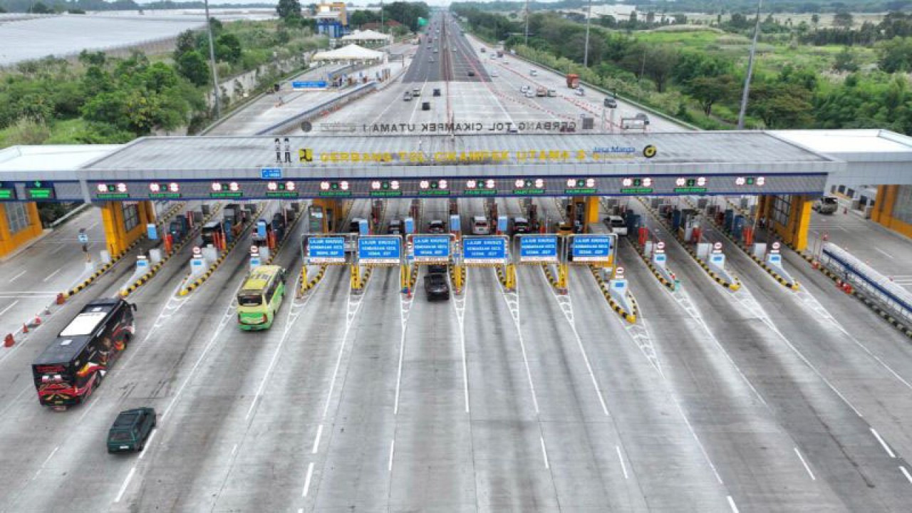 Foto udara kendaraan melintasi Gerbang Tol Cikampek Utama menuju Jakarta pada periode arus balik Hari Raya Idul Fitri 1444 Hijriah, Senin (1/5/2023). (ANTARA/HO-Jasa Marga).