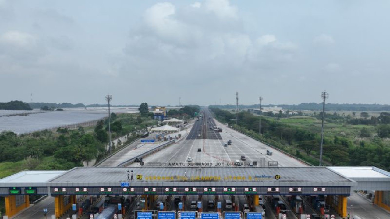 Kendaraan melintasi Gerbang Tol Cikampek Utama menuju arah Jakarta pada Selasa (2/5/2023). (ANTARA/HO-Jasa Marga).