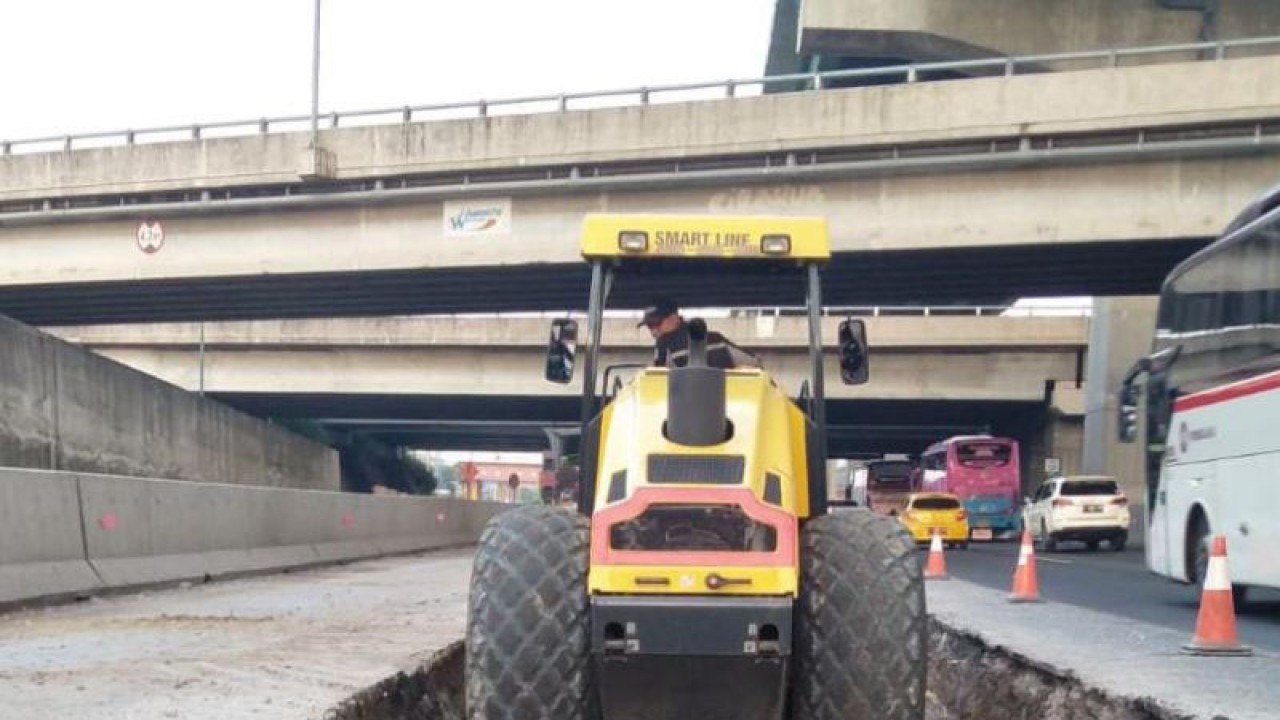 Pekerjaan rekonstruksi rigid oleh PT Jasamarga Transjawa Tol di Ruas Jalan Tol Jakarta-Cikampek. (ANTARA/Pradita Kurniawan Syah).