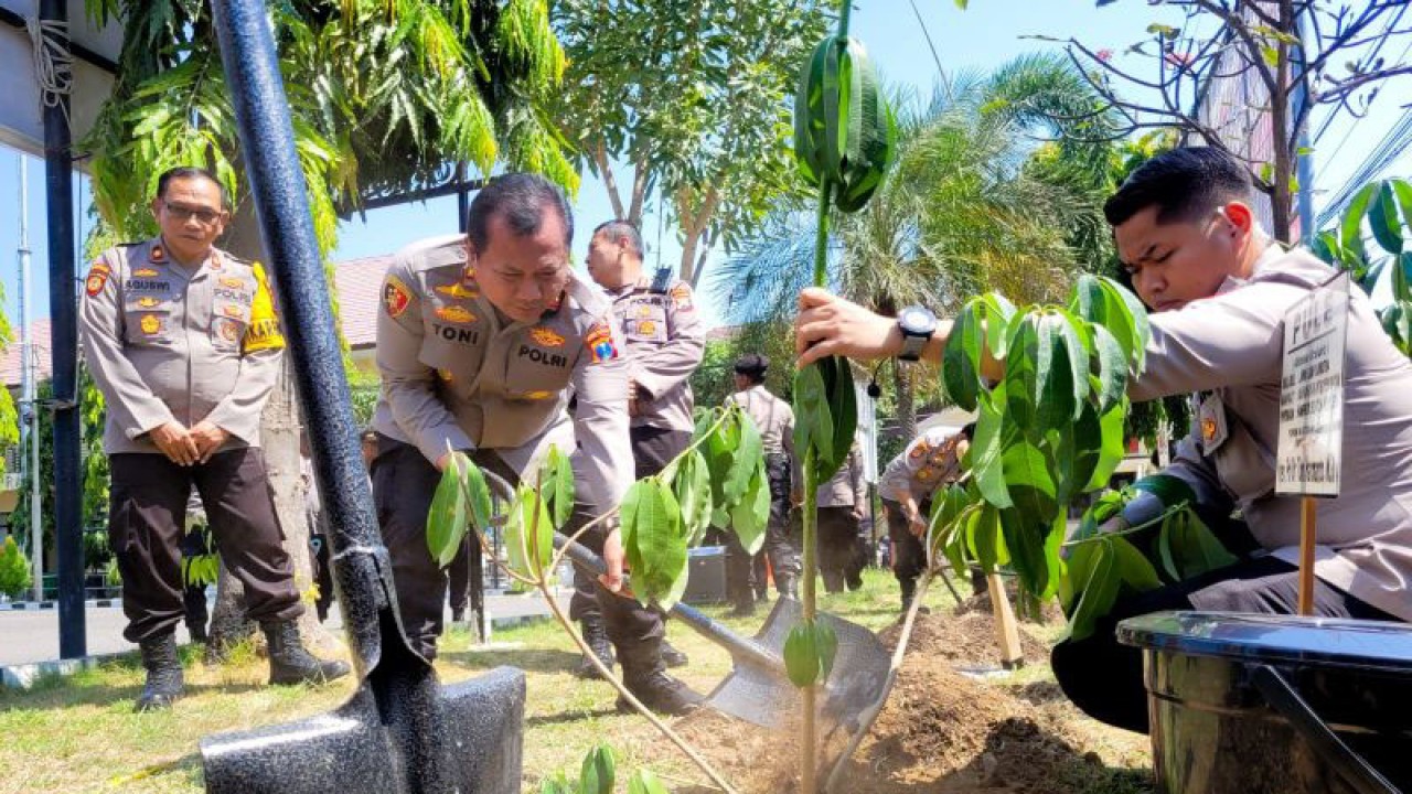Kapolda Jatim Irjen Pol. Toni Harmanto menanam pohon pule di halaman Polres Situbondo. Rabu (24/5/2023) ANTARA/Novi Husdinariyanto