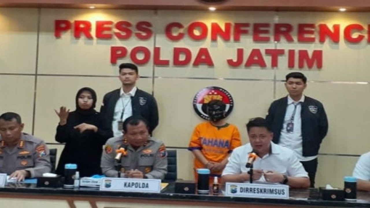 Kapolda Jatim Irjen Pol. Toni Harmanto (kedua dari kiri) saat merilis pengungkapan kasus penipuan trading oleh Pekerja Migran Indonesia di Mapolda setempat, Selasa (30/5/2023). (ANTARA/HO-Bidhumas Polda Jatim)