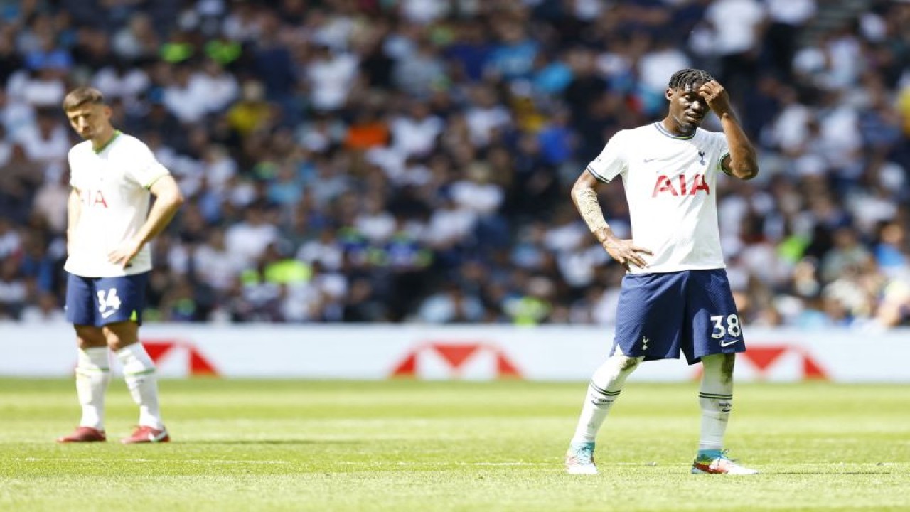 Ekpresi lesu pemain Tottenham Hotspur Yvess Bissomu (kanan) setelah timnya kalah 1-3 oleh Brentford dalam pertandingan Liga Premier Inggris di Tottenham Hotspur Stadium pada 20 Mei 2023. Reuters/PETER CZIBORRA
