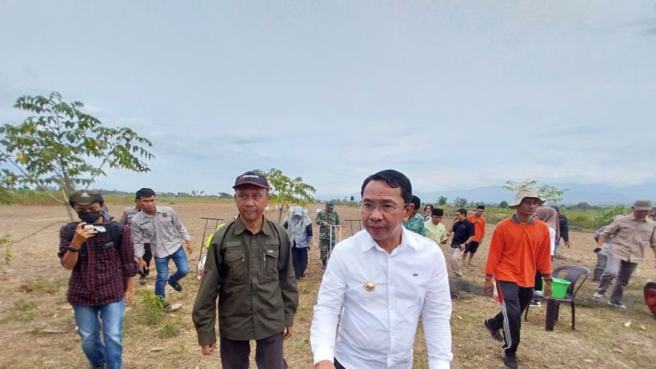 Bupati Sigi Mohamad Irwan (kanan), yang didampingi Kepala Dinas TPHP Kabupaten Sigi Rahmad Iqbal Nurkhalis usai penyerahan bantuan alat mesin pertanian dan penanaman jagung di Sigi, Sulteng. (ANTARA/Muhammad Hajiji)