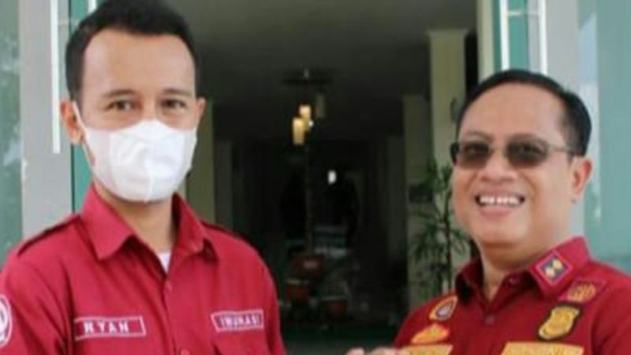 Kepala Kantor Imigrasi Kelas II Non-TPI Baubau Teguh Santoso (kanan). ANTARA/La Ode Muh Deden Saputra