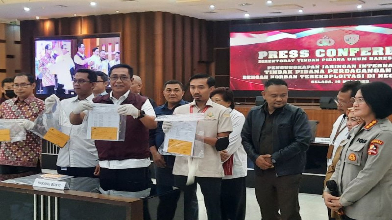 Direktur Tindak Pidana Umum (Dirtipidum) Bareskrim Polri Brigjen Pol. Djuhandhani Rahardjo Puro (tengah) memperlihatkan barang bukti kejahatan TPPO 25 WNI ke Myanmar di Bareskrim Polri, Jakarta, Selasa (16/5/2023). (ANTARA/Laily Rahmawaty)