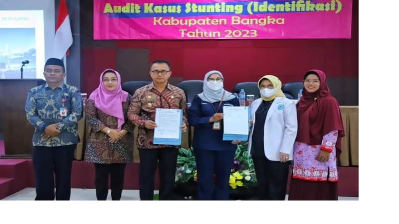 Ketua Tim Percepatan Penurunan Stunting (TPPS) Kabupaten Bangka, Provinsi Kepulauan Bangka Belitung, Syahbudin (nomor tiga dari kiri), foto bersama saat audit Stunting (ANTARA/Kasmono)