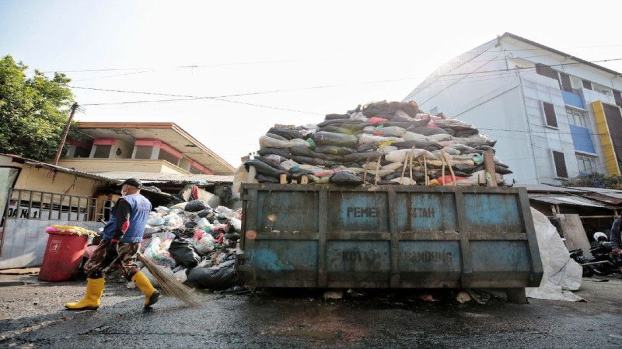 Tumpukan sampah di Tempat Pembuangan Sampah Sementara (TPS) di Kota Bandung yang sebelumnya menggunung kini sudah mulai dibersihkan. ANTARA/HO-Pemkot Bandung