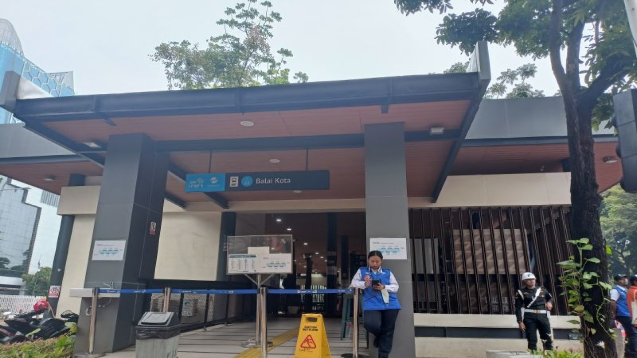 Kondisi Halte Balai Kota, Jakarta Pusat, Senin (1/5/2023). ANTARA/Siti Nurhaliza