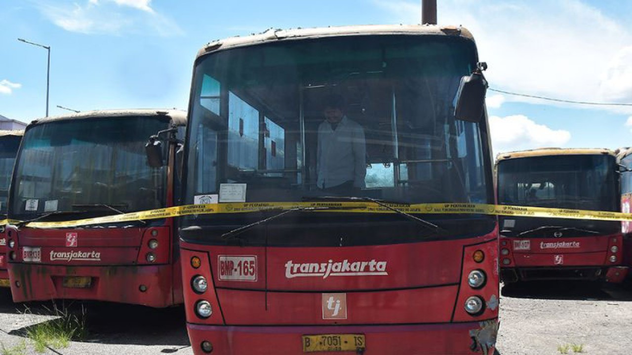Jurnalis mengamati bagian dalam bus Transjakarta yang parkir di area Terminal Terpadu Pulo Gebang, Jakarta Timur, Rabu (12/4/2023). Dalam rangka menghapus Barang Milik Daerah (BMD), Pemerintah Provinsi DKI Jakarta akan melelang 417 bus Transjakarta yang terbengkalai ANTARA FOTO/ Fakhri Hermansyah/rwa.