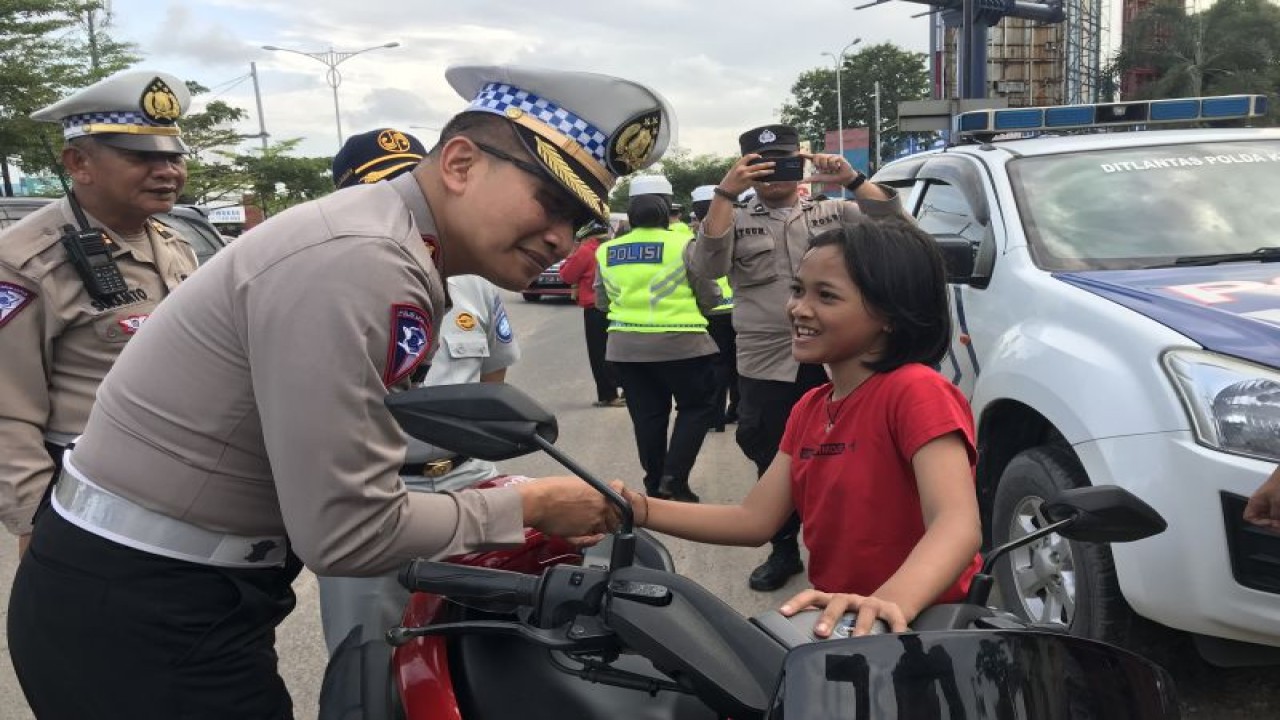Dirlantas Polda Kepri Tri Yulianto menegur salah satu pengendara di bawah umur yang tidak menggunakan helm, Batam, Rabu (17/5/2023). ANTARA/Yude.