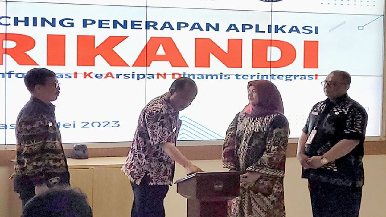 Wakil Bupati Banyumas Sadewo Tri Lastiono (dua dari kiri) menekan tombol tanda diluncurkannnya aplikasi Sistem Informasi Kearsipan Dinamis Terintegrasi (Srikandi) di Graha Smart Room Sekretariat Daerah Banyumas, Purwokerto, Kabupaten Banyumas, Rabu (31/5/2023), dengan disaksikan oleh Direktur Kearsipan Daerah II Arsip Nasional Republik Indonesia (ANRI) Sumiarsih (dua dari kanan). ANTARA/HO-Pemkab Banyumas.