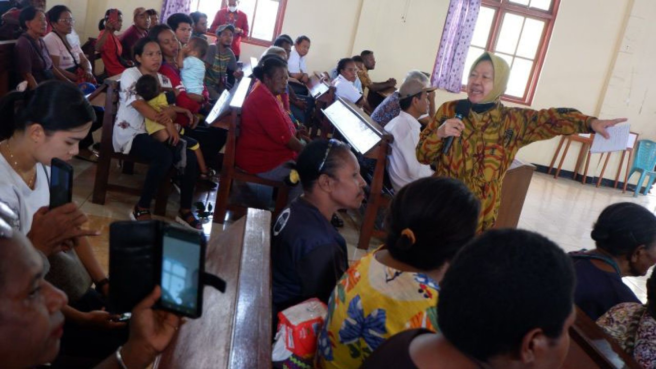 Menteri Sosial Tri Rismaharini saat memberikan arahan kepada warga di dalam Gereja GKI Karmel Kampung Skouw Yambe, Kota Jayapura, Rabu (31/5) (ANTARA/Ardiles Leloltery)