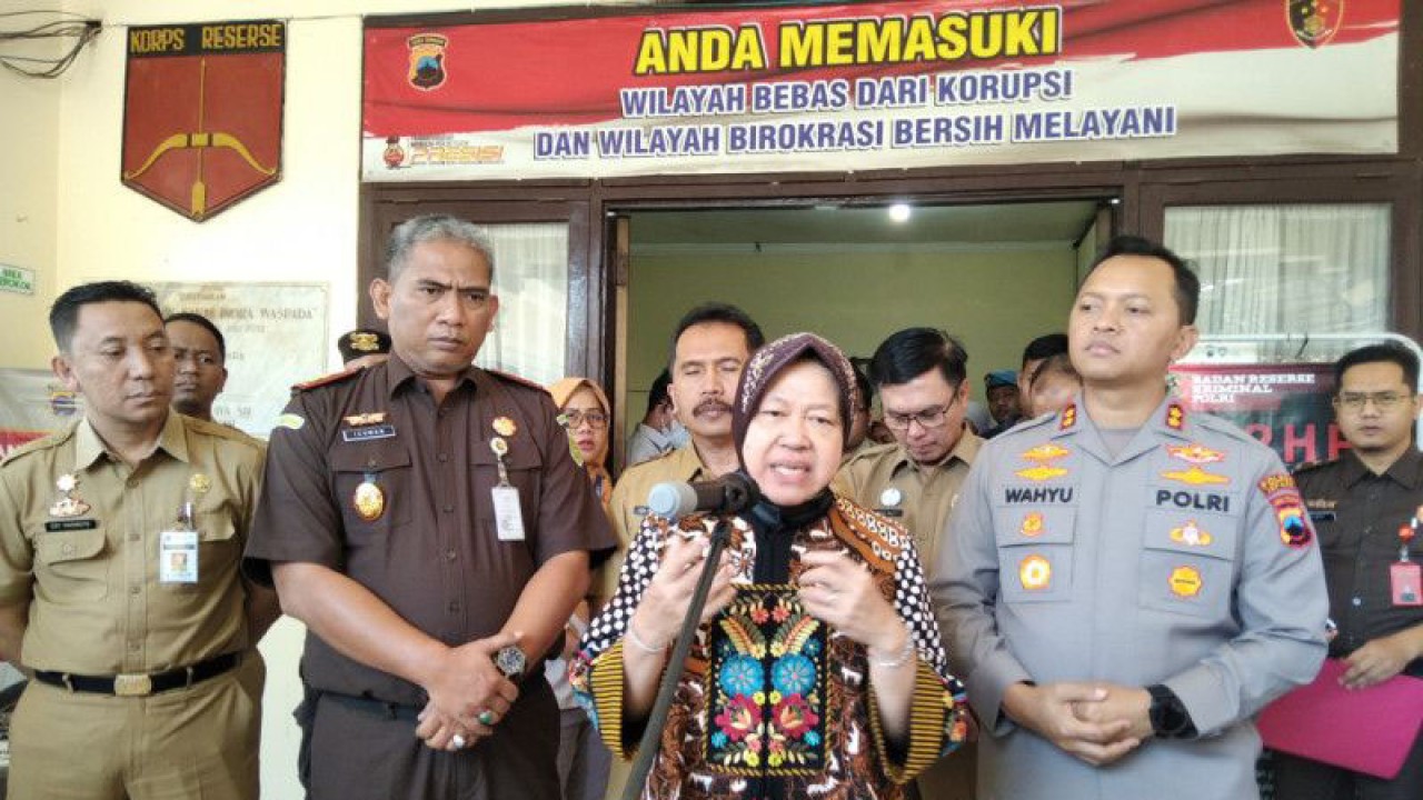 Menteri Sosial Tri Rismaharini mengunjungi korban rudapaksa didampingi Kapolres Jepara AKBP Wahyu Nugroho Setiawan dan Sekda Jepara Edy Sujatmiko serta Kepala Kejaksaan M. Ikhwan di Mapolres Jepara, Senin (15/5/2023). (ANTARA/Akhmad Nazaruddin Lathif)