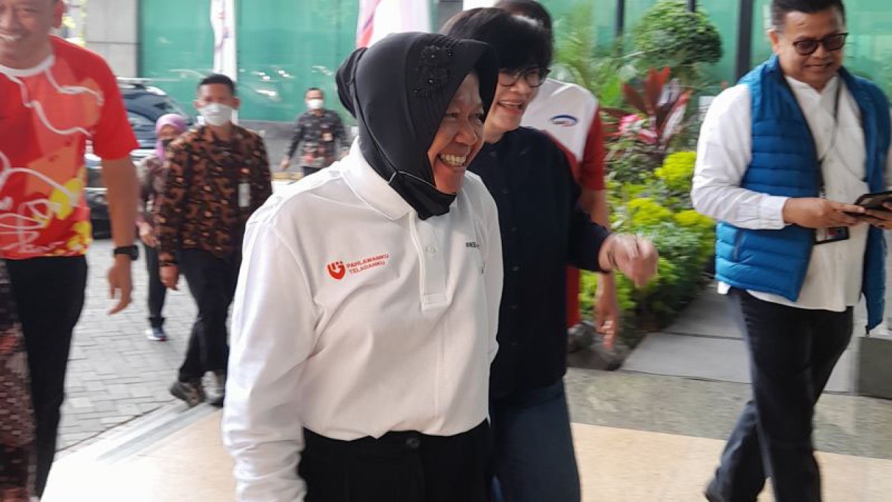 Menteri Sosial (Mensos) RI Tri Rismaharini saat menghadiri acara pembukaan turnamen tenis meja antar instansi dan lembaga dalam rangka Hari Ulang Tahun (HUT) ke 40 Badan Pengawasan Keuangan dan Pembangunan (BPKP) di Jakarta, Selasa (16/5/2023) (ANTARA/Lintang Budiyanti Prameswari)