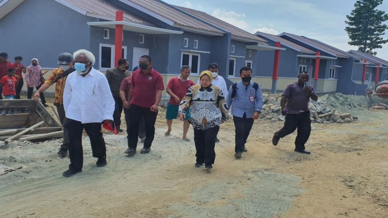 Ilustrasi: Menteri Sosial Tri Rismaharini meninjau rumah sehat bagi 76 kepala keluarga (KK) di Kabupaten Jayapura, Papua, Selasa (30/8/2022). (Antara/HO-Kemensos)