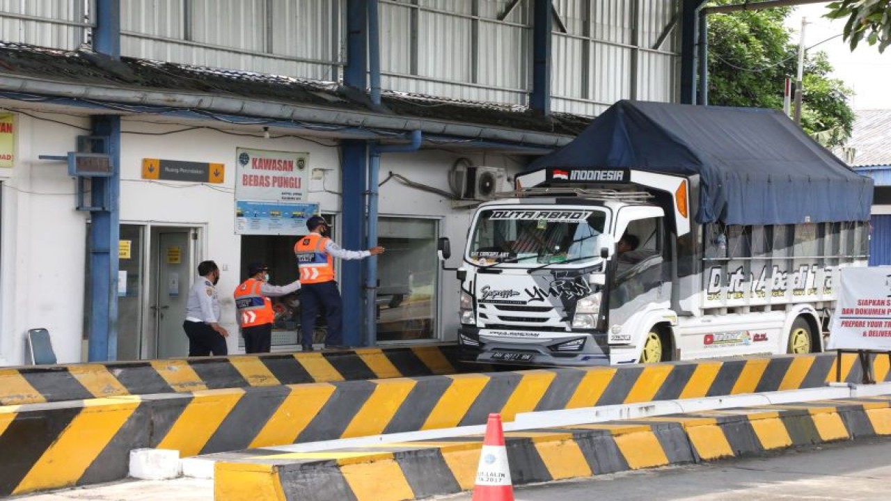 Sebuah truk sedang memasuki jembatan timbang untuk ditimbang muatan. ANTARA/HO-Ditjen Perhubungan Darat, Kementerian Perhubungan.