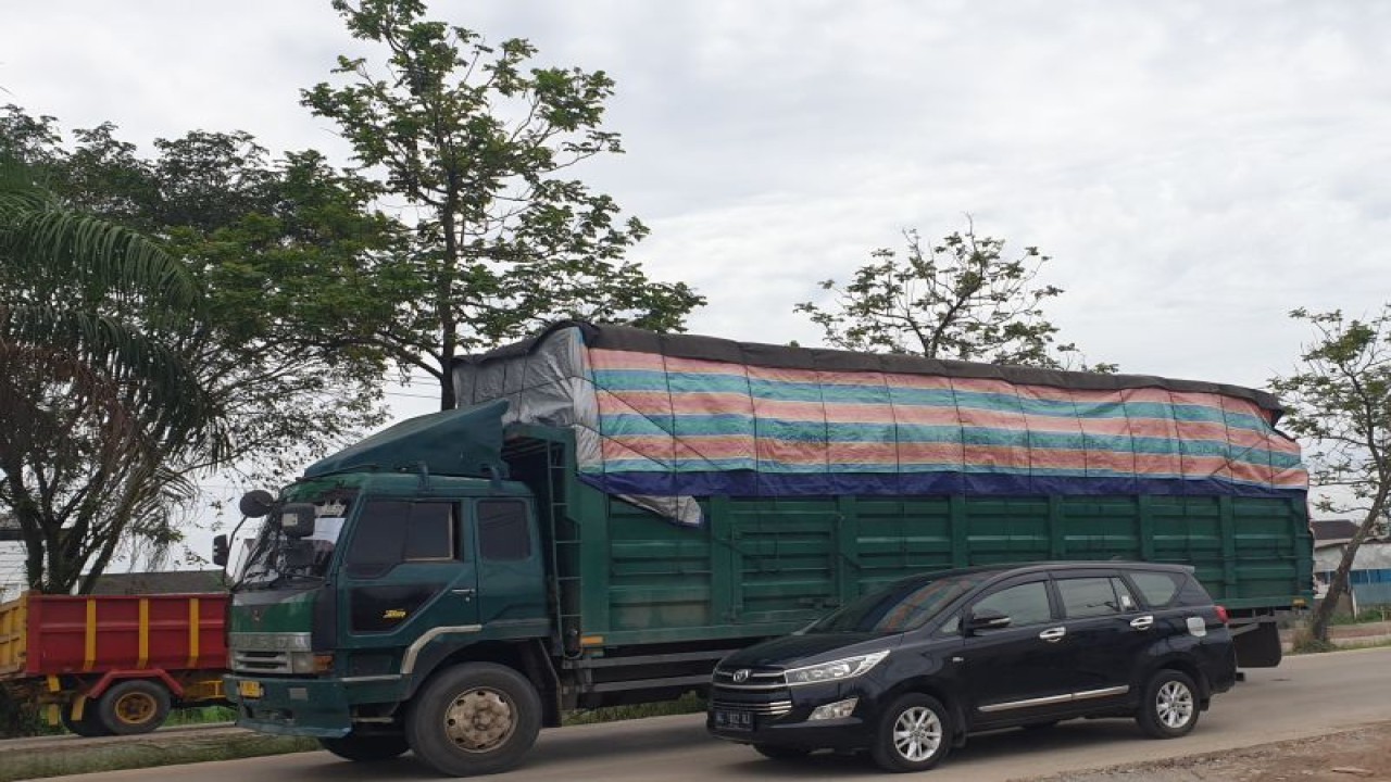 Truk over dimension dan membawa muatan melebihi kapasitas daya angkut (over loading) perlu ditertibkan. (ANTARA/Yudi Abdullah/23)