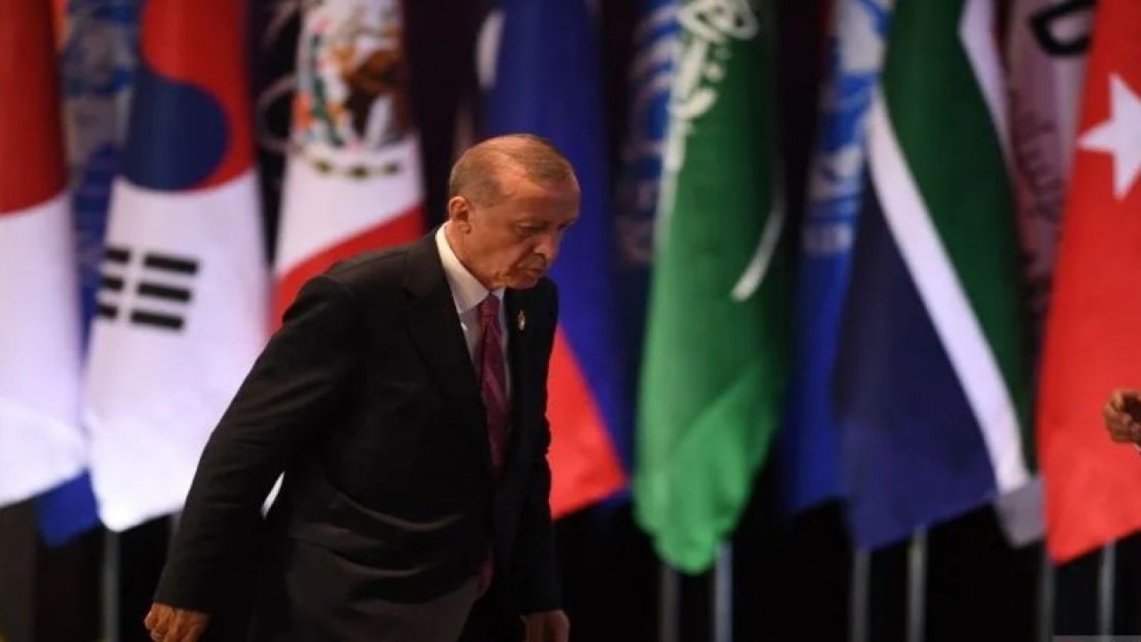 Presiden Turki Recep Tayyip Erdogan berjalan saat sesi Partnership for Global Insfrastucture and Investment dalam rangkaian KTT G20 di Nusa Dua, Kabupaten Badung, Bali, Selasa (15/11/2022). (ANTARA FOTO/ADITYA PRADANA PUTRA)