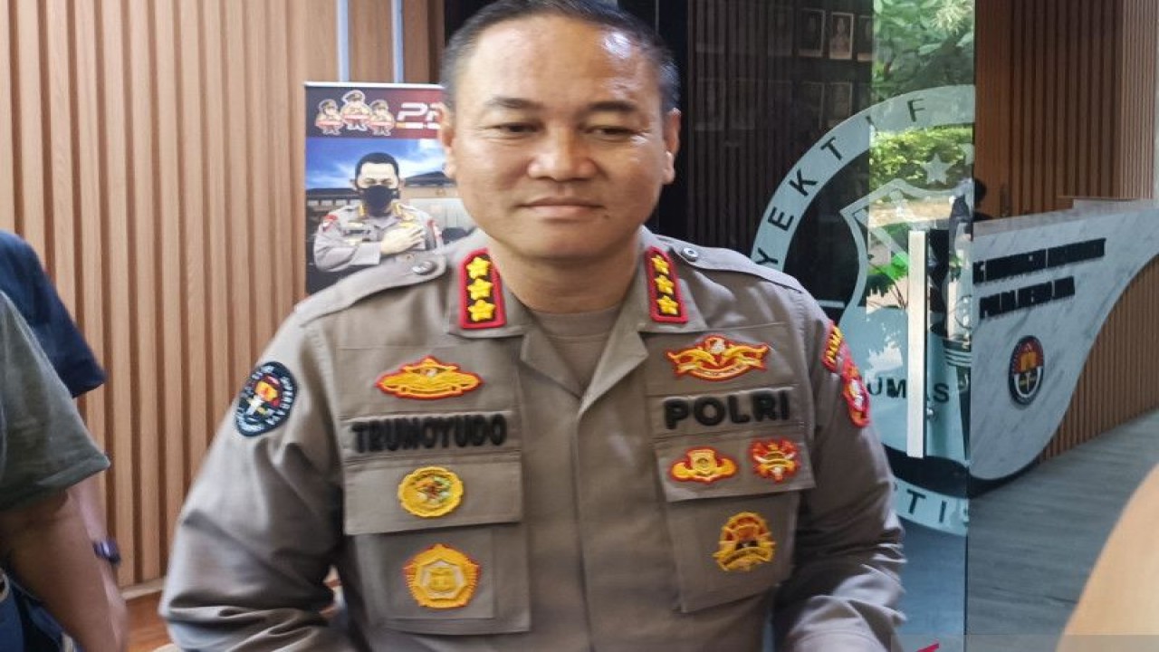 Kabid Humas Polda Metro Jaya Kombes Pol Trunoyudo Wisnu Andiko saat diwawancarai di Jakarta, Jumat (5/5/2023). ANTARA/Ilham Kausar