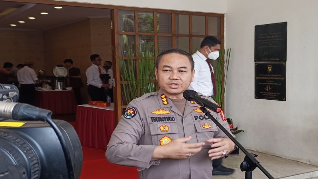 Kabid Humas Polda Metro Jaya Kombes Pol Trunoyudo Wisnu Andiko saat diwawancarai di Balai Polda Metro Jaya, Jakarta, Kamis (11/5/2023). ANTARA/Ilham Kausar