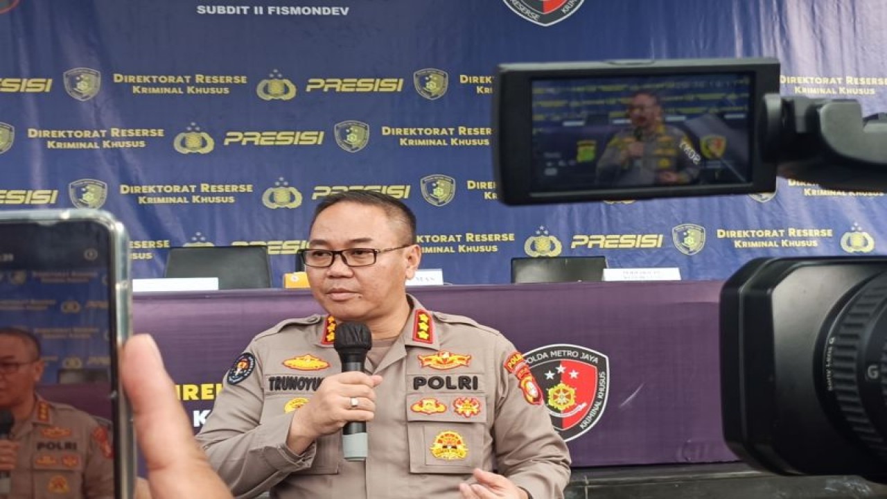 Kabid Humas Polda Metro Jaya Kombes Pol Trunoyudo Wisnu Andiko saat diwawancarai di Jakarta, Jumat (19/5/2023) ANTARA/Ilham Kausar