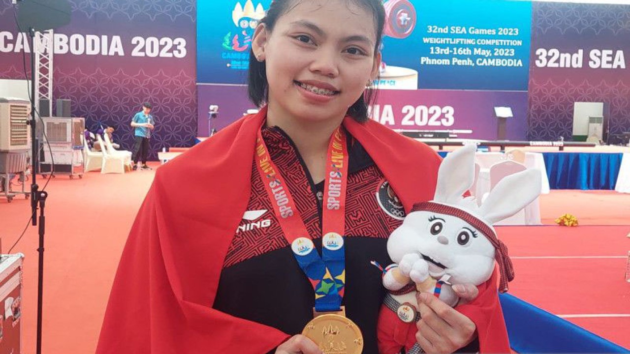 Tsabitha Alfiah Ramadani memamerkan medali emas usai menjadi yang terbaik di kelas 64kg putri SEA Games XXXII/2023 Kamboja di National Olympic Stadium, Phnom Penh, Senin (15/5/2023). (ANTARA/Muhammad Ramdan)