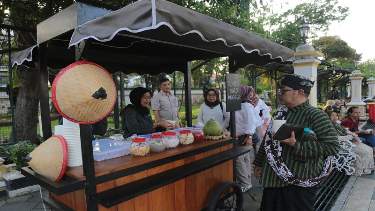 Tugu Pahlawan di Kota Surabaya, Jatim, dikonsep ala tempo dulu dalam rangka memperingati Hari Jadi Kota Surabaya (HJKS) ke-730. (ANTARA/HO-Diskominfo Surabaya)