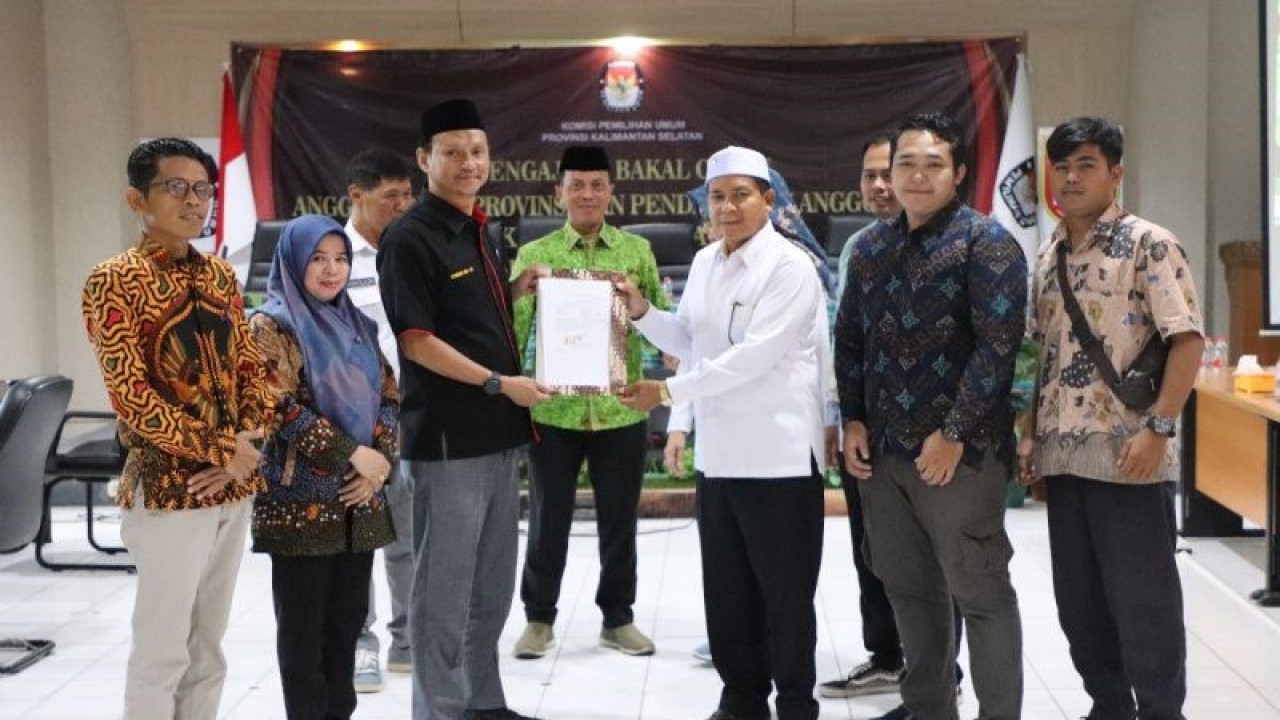 KPU Kalsel saat menerima pendaftaran salah satu calon senator DPD RI untuk Pemilu 2024 Habib Umar Al-Idrus di kantor KPU Kalsel di Banjarmasin, Jumat (12/5/2023) (ANTARA/HO-KPU Kalsel)