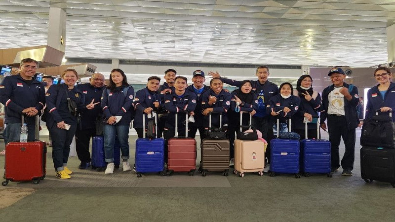 Perkumpulan Angkat Besi Seluruh Indonesia (PABSI) dan para atlet, yang akan mengikuti Kejuaraan Angkat Besi Asia Asian Weighlifting Chanpionships 2023, berfoto bersama sebelum berangkat menuju Korea Selatan di Bandara Internasional Soekarno Hatta, Tangerang, Minggu (30/4/2023). (ANTARA/HO-PABSI)