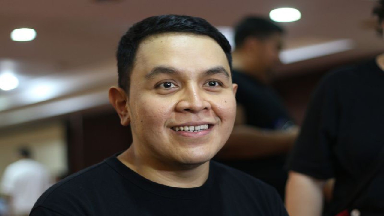 Penyanyi Tulus usai sesi latihan bersama untuk gelaran konser "Yovie Widianto: Billion Songs Confest" di Jakarta, Senin (1/5). (ANTARA/Ahmad Faishal)