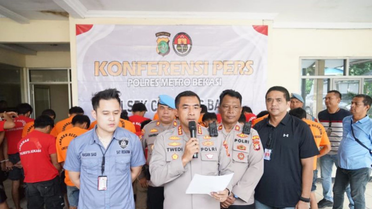 Kapolres Metro Bekasi Komisaris Besar Twedi Aditya Bennyahdi menjelaskan kronologis penangkapan pelaku pencurian kendaraan bermotor saat ungkap kasus di Mapolsek Cikarang Barat, Rabu (17/5/2023). (ANTARA/Pradita Kurniawan Syah).