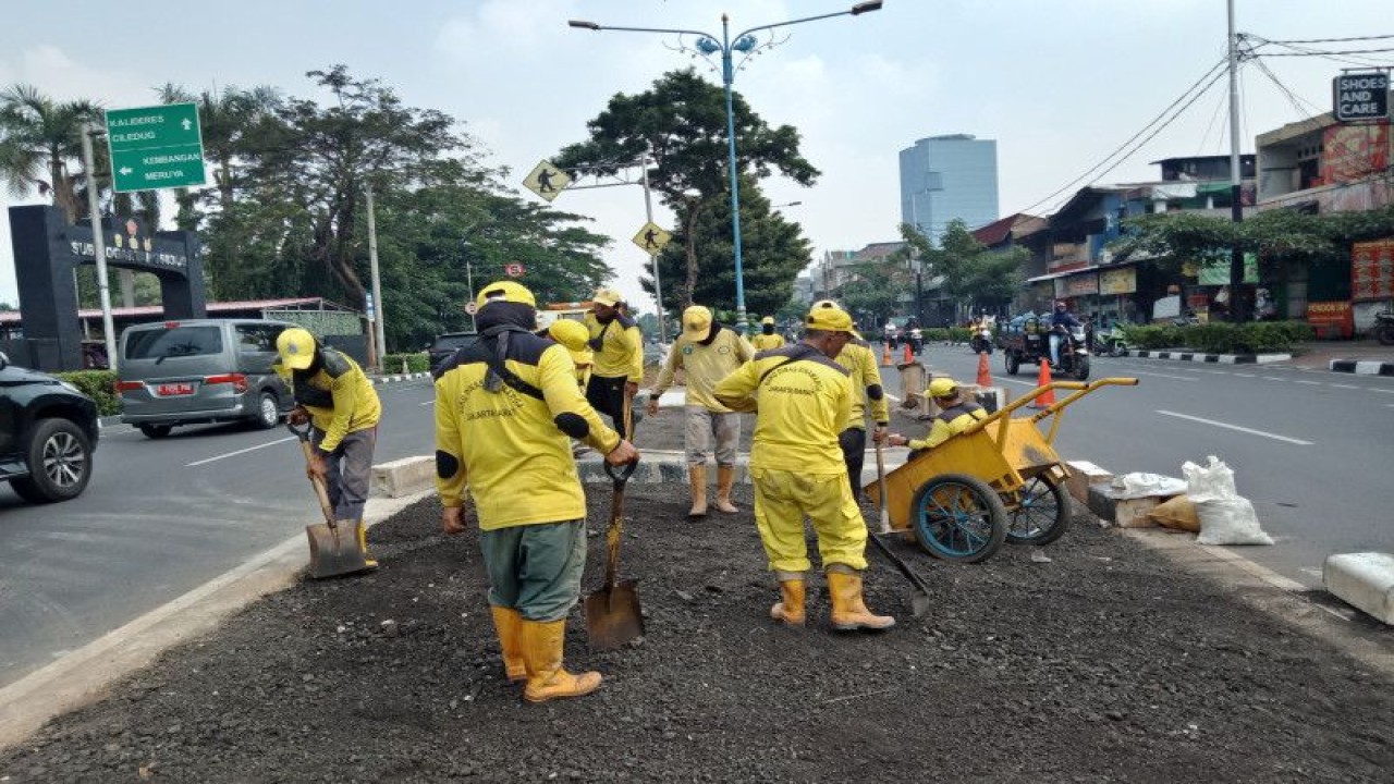 Pembangunan u-turn baru di Jalan Kembangan, tepatnya di depan Kantor Sub Kogartap 0503, Kecamatan Kembangan, Jakarta Barat oleh petugas dari Suku Dinas Bina Marga sedang berlangsung, Rabu (31/5/2023). ANTARA/Risky Syukur