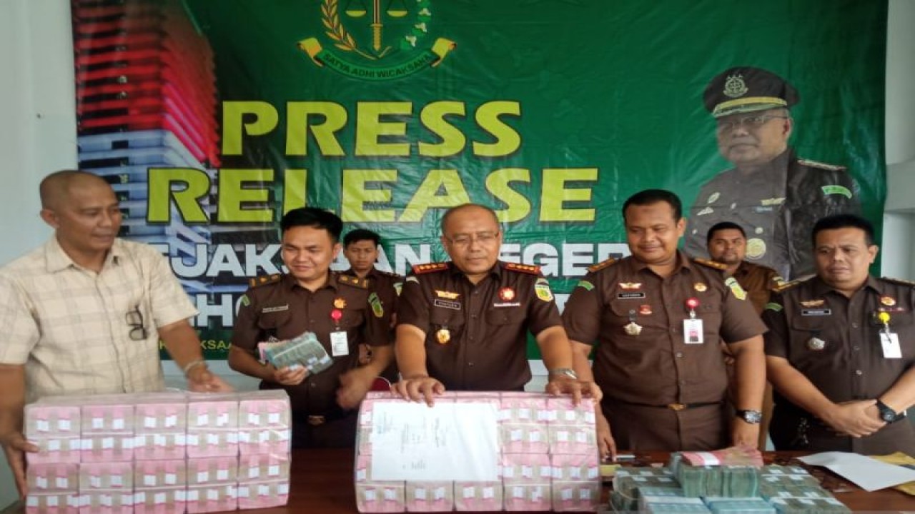 Kajari Lhokseumawe Lalu Syaifuddin memperlihatkan uang pengembalian dana kasus korupsi PT RS Arun Lhokseumawe di Kantor Kejaksaan Negeri Lhokseumawe, Senin (15/5/2023). (ANTARA/Dedy Syahputra)