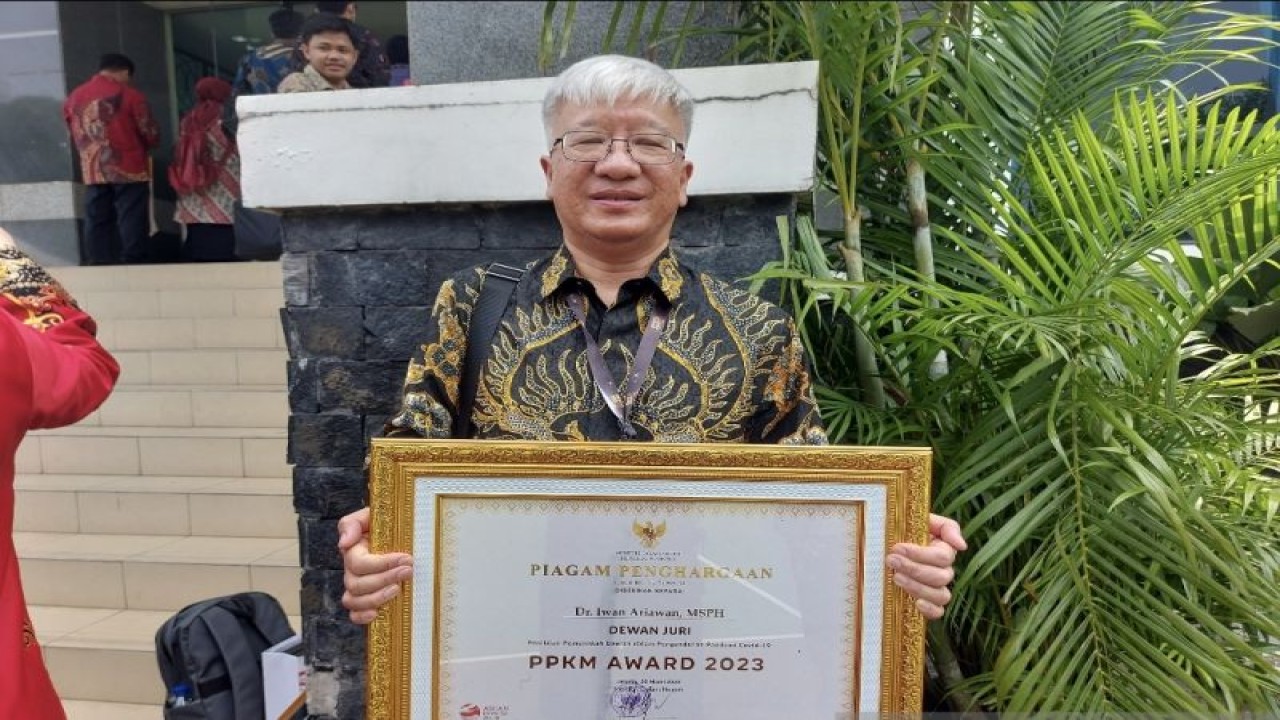 Ahli epidemiologi dari Fakultas Kesehatan Masyarakat Universitas Indonesia Iwan Ariawan berpose usai menerima penghargaan PPKM Award di Jakarta pada Senin (20/3/2023). (ANTARA/Andi Firdaus).