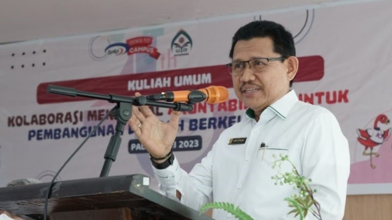 Rektor UIN Palu Prof Sagaf S Pettalongi menyampaikan sambutan pada kuliah umum dengan tema kolaborasi mengawal akuntabilitas pembangunan daerah berkelanjutan dilaksanakan oleh BPKP Sulteng, di UIN Palu, Selasa (9/5/2023). (FOTO ANTARA/Muhammad Hajiji)