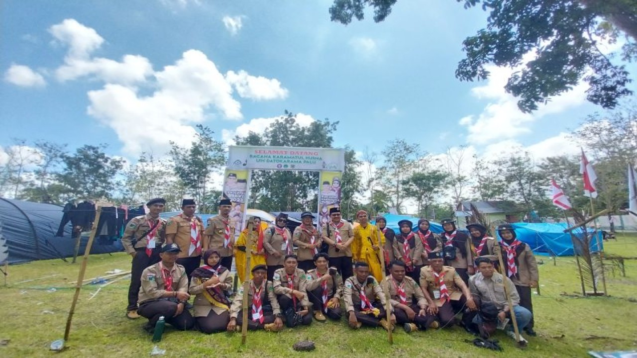 Rektor UIN Palu Profesor Sagaf S Pettalongi, Ketua Dharma Wanita UIN Palu, Andi Dara Dewi, Wakil Rektor Bidang Kemahasiswa, M Idhan, dan Kepala Biro AUPK, Suleman, foto bersama mahasiswa UIN Palu, di perkemahan wirakarya nasional, di Gorontalo, Senin (22/5/2023). (ANTARA/Muhammad Hajiji)