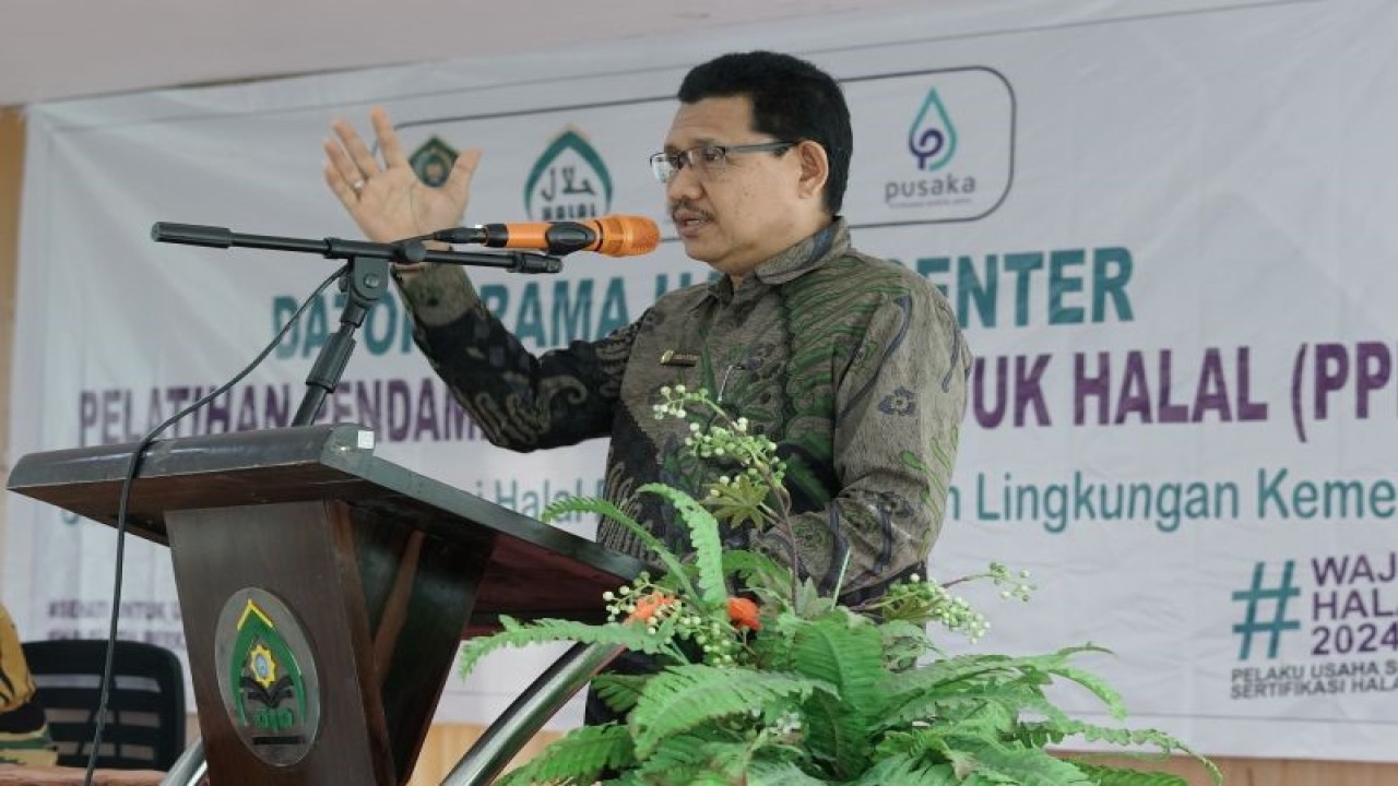 Rektor UIN Palu Profesor Sagaf S Pettalongi menyampaikan sambutan pada seremonial pembukaan pelatihan pendampingan bagi calon pendamping produk halal, di Palu, Rabu (10/5/2023). (ANTARA/Muhammad Hajiji)