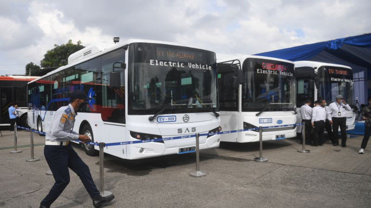 Petugas berjalan melintasi bus listrik Transjakarta saat peluncuran uji coba bus tersebut di Pool Transjakarta, Terminal Kampung Rambutan, Jakarta, Rabu (8/6/2022). ANTARA FOTO/Akbar Nugroho Gumay/rwa.