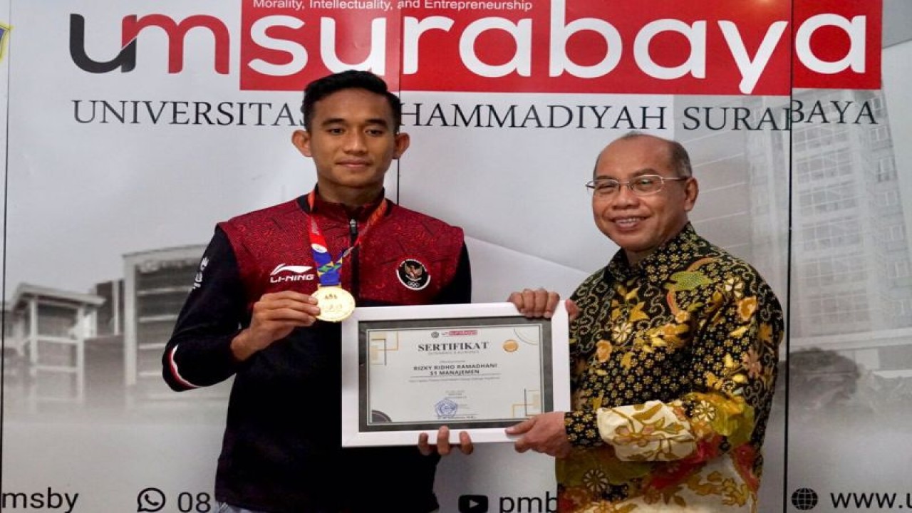 Rektor UM Surabaya, Dr. dr. Sukadiono, M. M (kanan) memberikan apresiasi kepada Kapten Timnas sepak bola U-22 Indonesia Rizky Ridho di kampus setempat, di Surabaya, Senin (22/5/2023). (FOTO ANTARA/HO-Humas UM Surabaya)