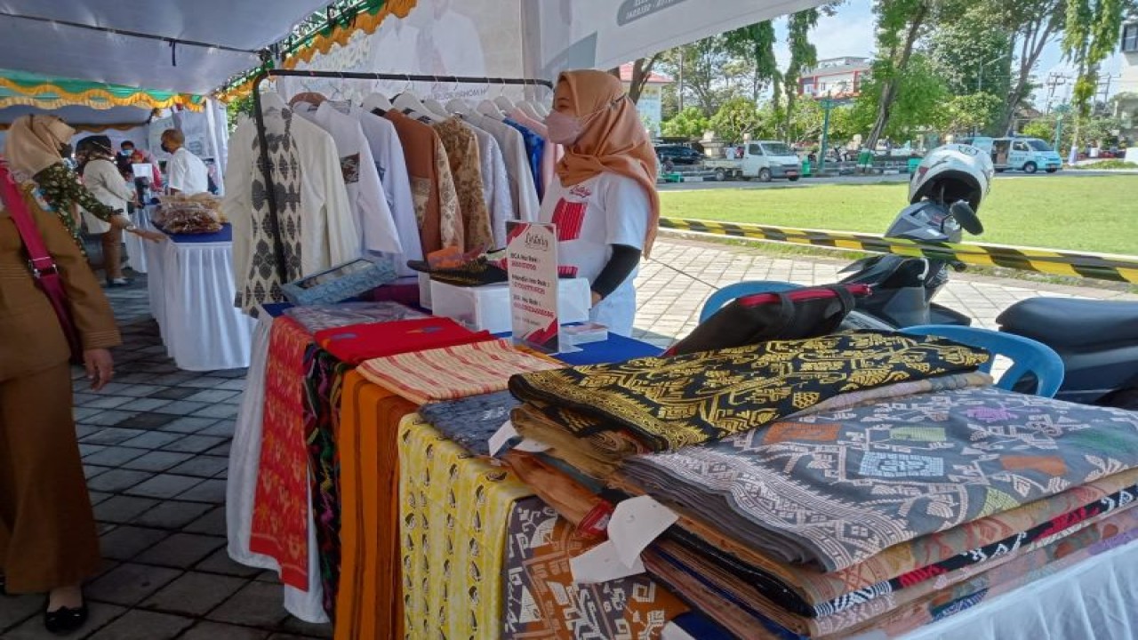Hasil kriya pelaku usaha mikro kecil dan menengah (UMKM) di Kota Mataram, Provinsi Nusa Tenggara Barat, dalam sebuah bazar yang dilaksanakan pemerintah setempat. (ANTARA/Nirkomala)