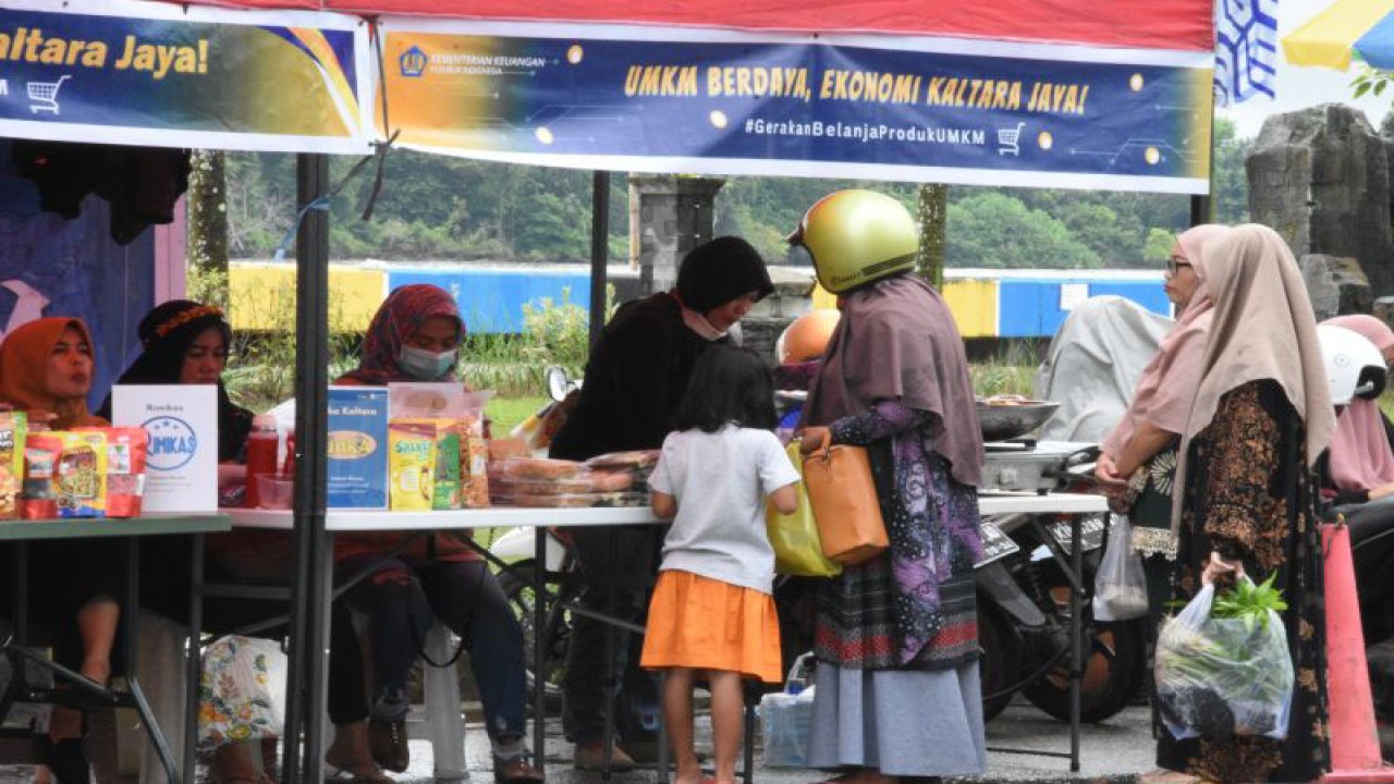 Ilustrasi - Warga berbelanja di stan "UMKM Week" yang digelar Kanwil DJPb Kementerian Keuangan Provinsi Kaltara di Tanjung Selor, Kaltara, beberapa waktu lalu. ANTARA/Muh Arfan