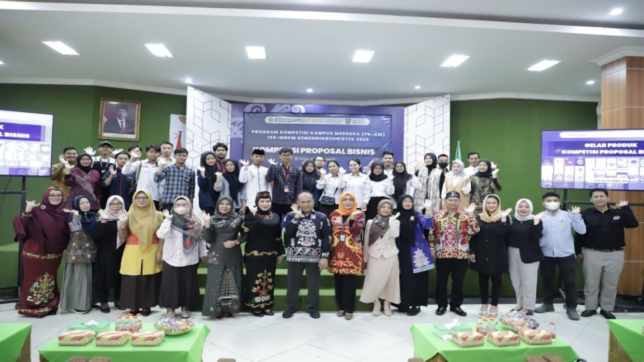 Mahasiswa Universitas Muhammadiyah Palangkaraya mengikuti kompetisi proposal bisnis tingkat mahasiswa di universitas setempat di Palangka Raya, Rabu (24/5/2023). (ANTARA/HO-Humas UMPR)