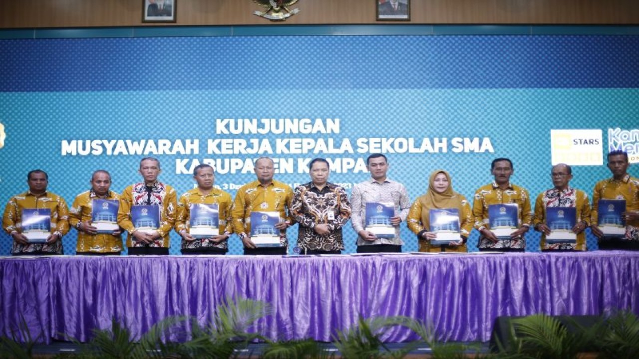 Rektor UMSU Prof Agussani berpoto bersama sejumlah kepala sekol;ah asal Kabupaten Kampar, Riau.Universitas Muhammadiyah Sumatera Utara (UMSU) menjalin kerja sama dengan 33 SMA di kabupaten Kampar Provinsi Riau melalui Musyawarah Kerja Kepala Sekolah (MKKS) sebagai upaya meningkatkan kualitas pendidikan. (ANTARA/Juraidi)