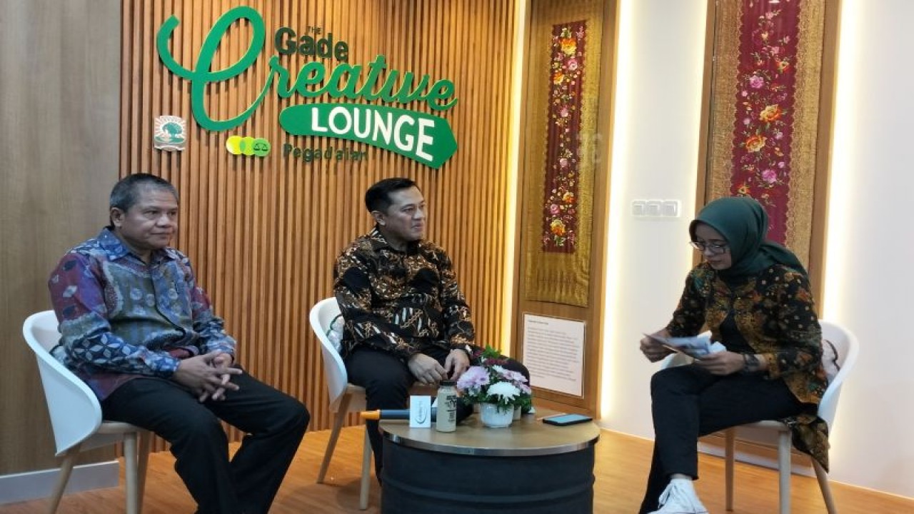 Wakil Rektor IV Bidang Perencanaan, Riset, Inovasi dan Kerja Sama Unand Dr Hefrizal Handra (kiri) bersama Direktur Jaringan Operasi dan Penjualan PT Pegadaian Eka Pebriansyah berbincang usai peresmian TGCL di Padang, Rabu, (24/5). ANTARA/Muhammad Zulfikar.