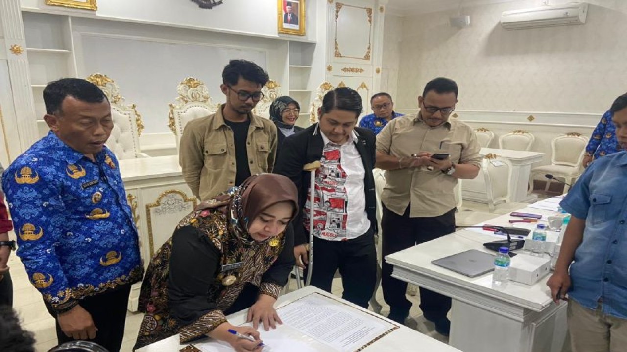 Bupati Ponorogo, Jatim, Sugiri Sancoko saat menandatangani komitmen bersama mendukung Ponorogo masuk UCCN di Ponorogo, Senin (21/5/2023) (FOTO ANTARA/HO - Humas Pemkab Ponorogo)