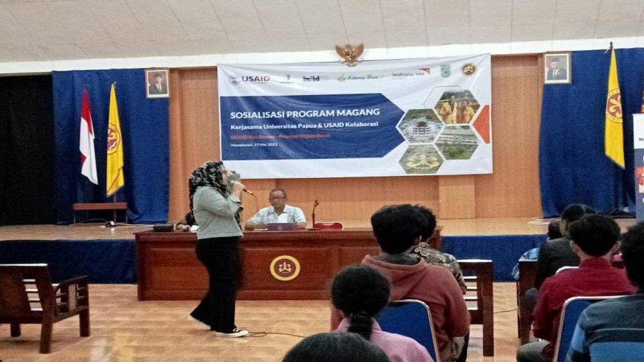 Field Officer INFID Papua Barat Intan Kusumaning Tiyas memaparkan materi terkait pembangunan SDGs Center di Universitas Papua, Manokwari.  (ANTARA/Fransiskus Salu Weking)